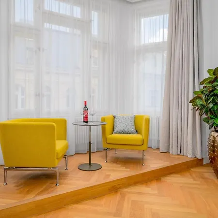 Days - One-bedroom Right Next To Old Town Square Apartment *