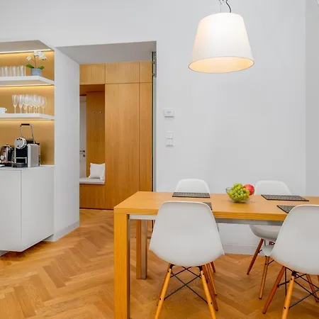 Days - One-bedroom Right Next To Old Town Square *