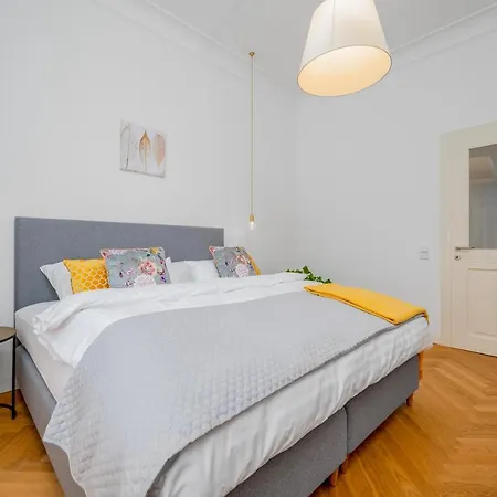 Days - One-bedroom Right Next To Old Town Square Daire Prag